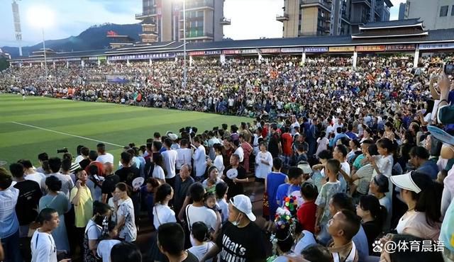宋老爷子一听这话，开口问道：叶大师，您这是什么意思？叶辰开口道：我信不过这对父子，就算是把他们送进监狱，他们将来搞不好还是会威胁到婉婷的生命，所以我想了一个其他的解决方案，既能留住他们的命，又能杜绝他们对婉婷的威胁。